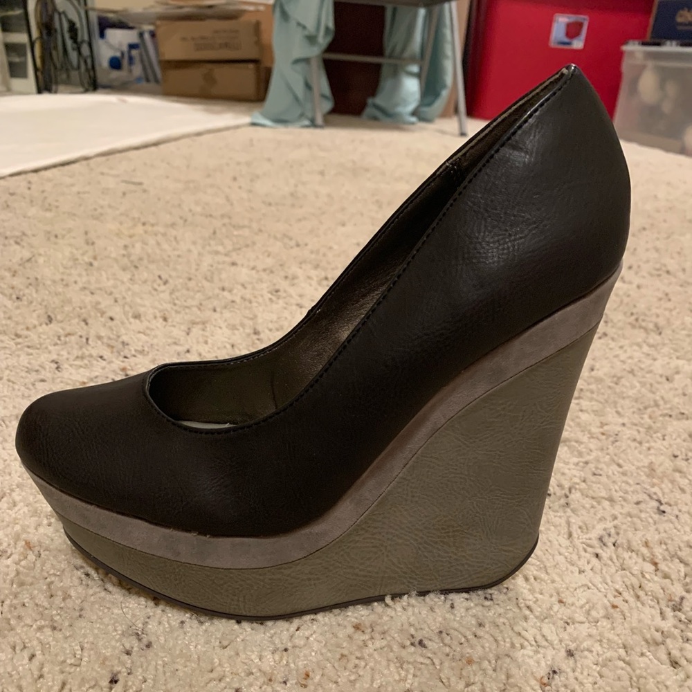 Michael Antonio Black and Gray Wedges